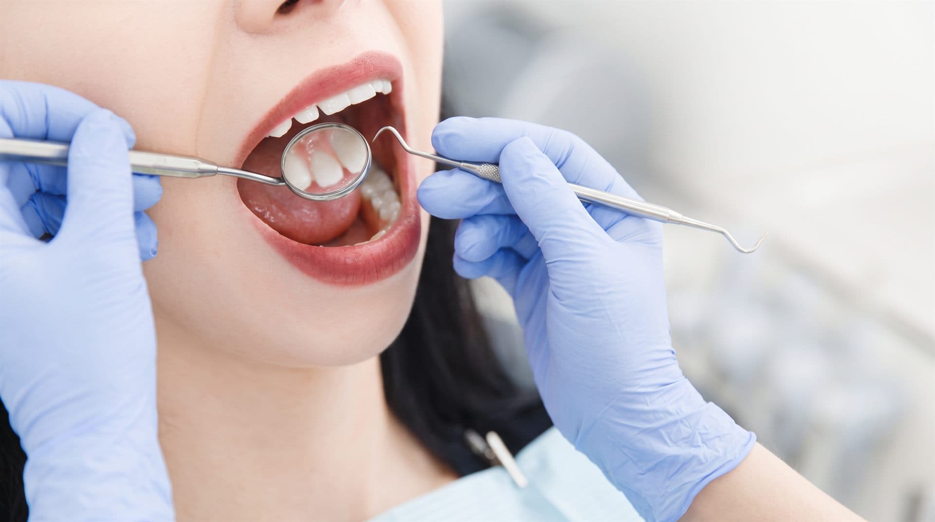 Revisión dental personalizada en la clínica Encisa de A Coruña