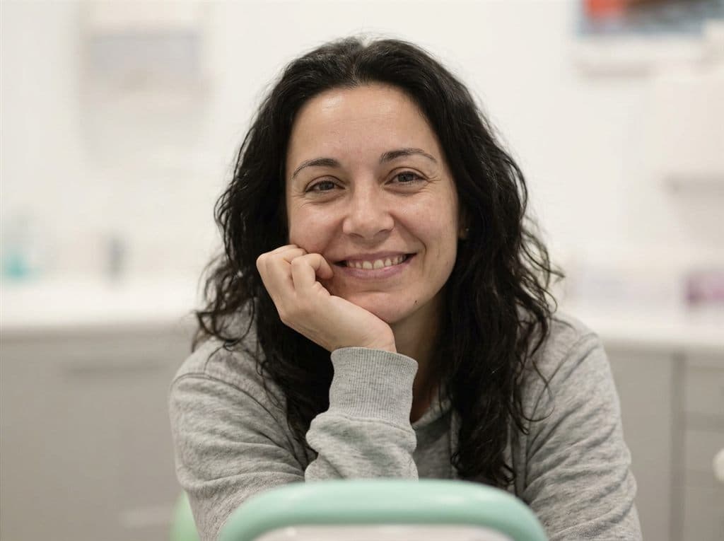 Paciente resolviendo dudas sobre endodoncia en Encisa A Coruña