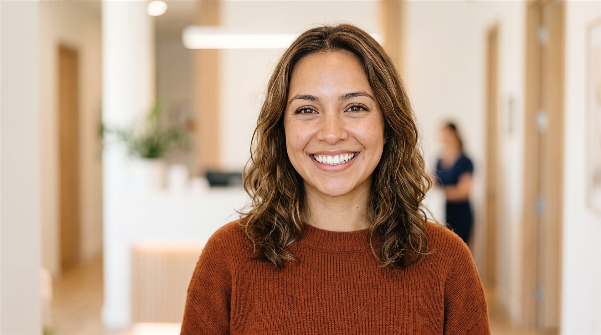Paciente sonriendo tras un tratamiento dental en Encisa A Coruña